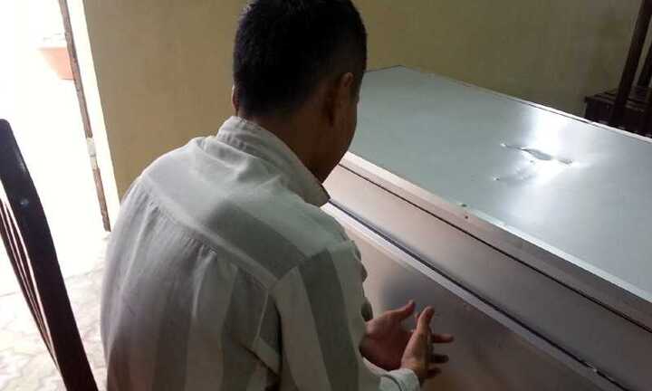 Bố chết, kẻ ngổ ngáo tỉnh ngộ trong trại giam