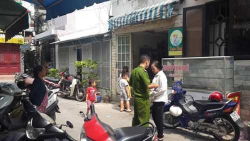 Người đàn ông chết trong căn nhà đóng kín, trên bụng có vết thương lớn