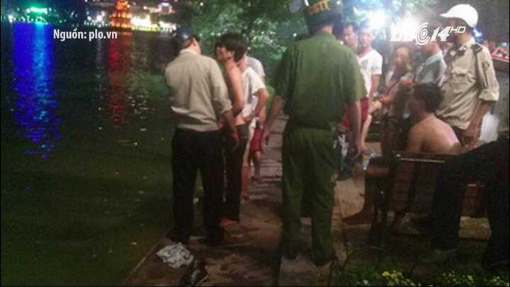 Clip: Cá cược 1 chai nước ngọt, 3 thanh niên cởi trần bơi ra Tháp Rùa