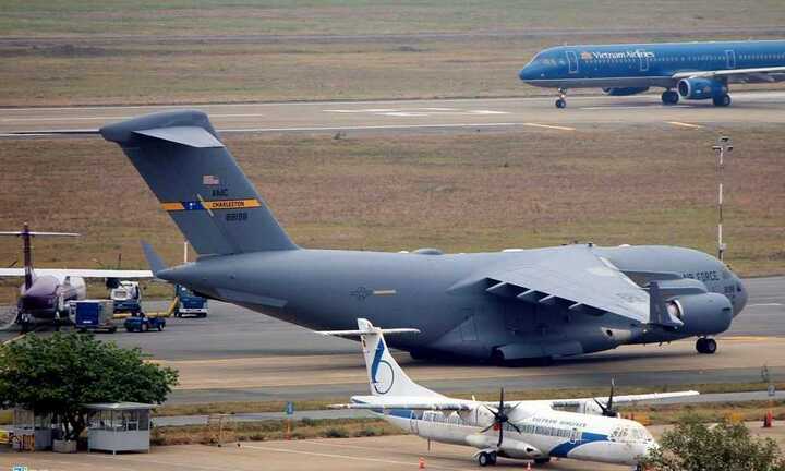 Máy bay đoàn Obama liên tục đáp xuống Tân Sơn Nhất
