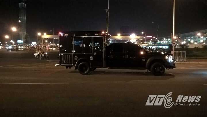 Ảnh, video: Đoàn xe 30 chiếc hộ tống Tổng thống Obama lướt băng băng về Hà Nội