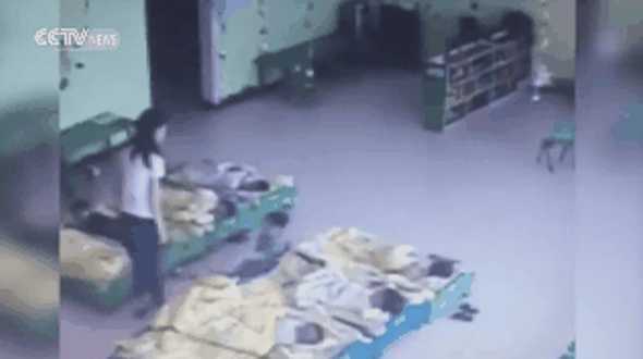 Phẫn nộ clip 2 cô giáo mầm non đá, đạp học sinh dúi dụi