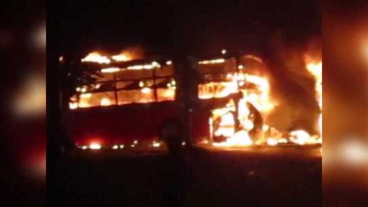 Clip: Xe khách giường nằm bốc cháy dữ dội, nhiều người chết ở Bình Thuận