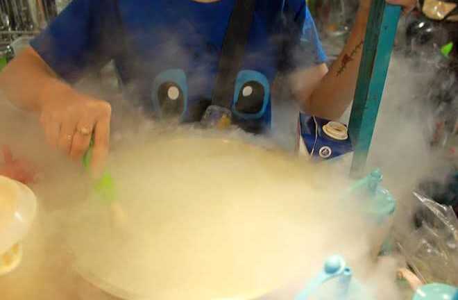 Giới trẻ Sài Gòn phát sốt với trào lưu ăn ‘snack khói, kem mây’