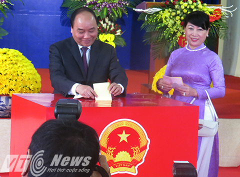 Thủ tướng Nguyễn Xuân Phúc: 'Cuộc bầu cử lần này sẽ củng cố chính quyền các cấp tốt nhất'