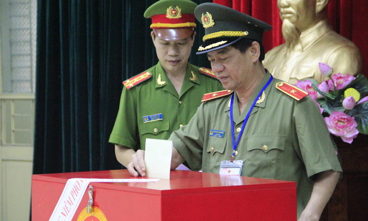 Giám đốc Công an Hà Nội bỏ phiếu bầu cử tại Trại tạm giam Hỏa Lò