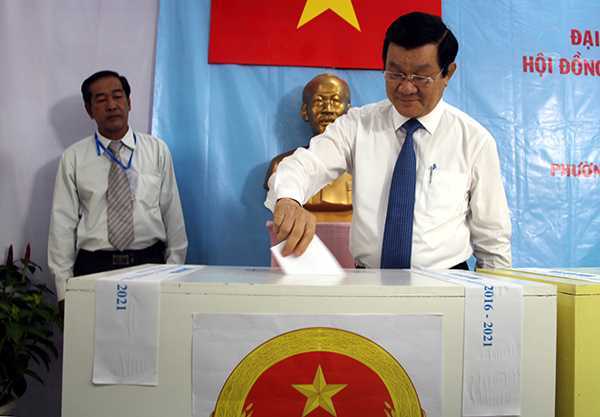 Clip: Nguyên Chủ tịch nước Trương Tấn Sang bỏ phiếu bầu cử