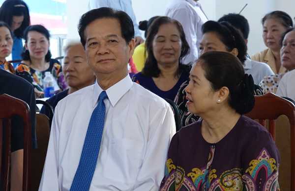 Clip: Nguyên Thủ tướng Nguyễn Tấn Dũng và phu nhân đi bầu cử