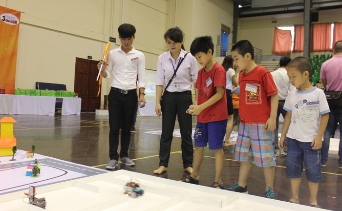 Xem học sinh tiểu học trổ tài điều khiển robot điêu luyện