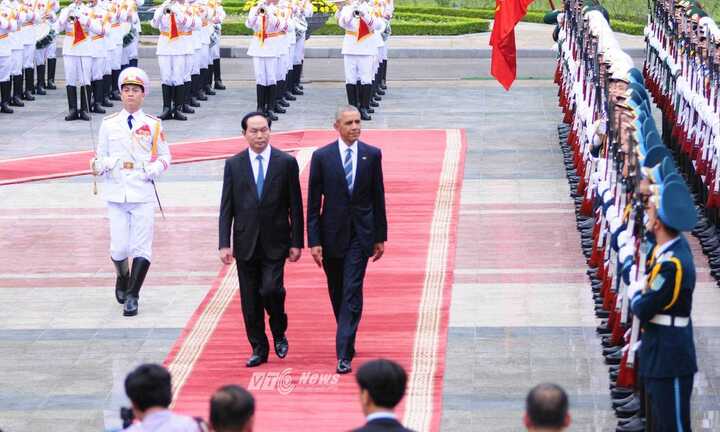 Ảnh: Chủ tịch nước cùng Tổng thống Obama duyệt đội danh dự