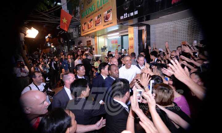 Ảnh, video: Dân Thủ đô nồng nhiệt 'vây kín' Tổng thống Obama ở quán bún chả Hà Nội