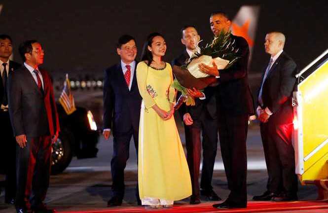 Clip: Cận cảnh nữ sinh xinh đẹp tặng hoa cho Tổng thống Obama tại sân bay Nội Bài