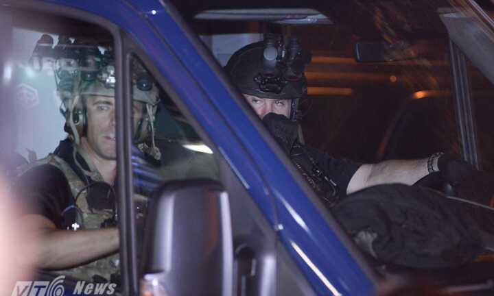 Đặc nhiệm vũ trang Mỹ dày đặc bên ngoài quán bún chả Tổng thống Obama ăn tối