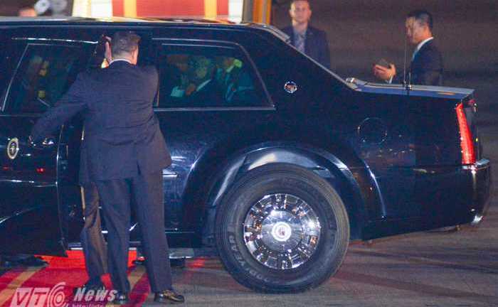 Cận cảnh Tổng thống Obama ngồi trong Cadillac The Beast ở Nội Bài
