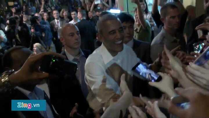 Clip: Tổng thống Obama cười hết cỡ, chạm tay với người dân tại quán bún chả