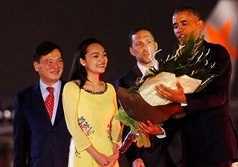 Cô gái tặng hoa cho Tổng thống Obama - em gái tài năng của MC Mỹ Lan