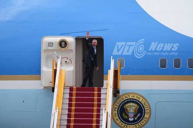 Tổng thống Obama liên tục vẫy tay chào trước khi rời Hà Nội