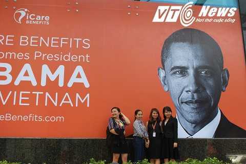 Dân Sài Gòn treo ảnh chào đón Tổng thống Obama