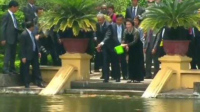 Clip: Ông Obama cho cá ăn ở khu nhà sàn Hồ Chủ tịch