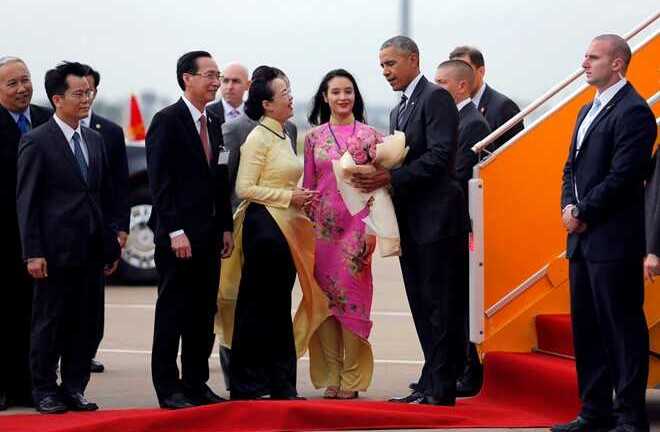 Cô gái Sài thành chọn hoa sen chào đón Tổng thống Obama