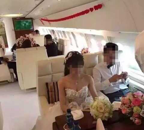 Chú rể con nhà giàu rước dâu bằng máy bay riêng gây sốt