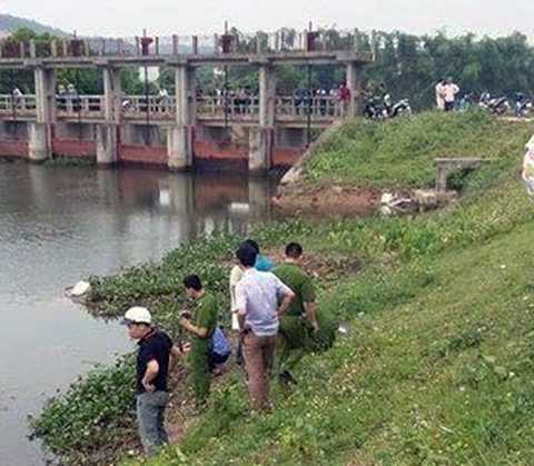 Trộm tiền của mẹ bị phát hiện, chị gái đánh em trai rơi xuống đập nước