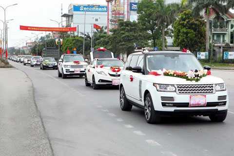 Dàn xe sang 60 chiếc 'rầm rộ' rước dâu ở Quảng Ninh