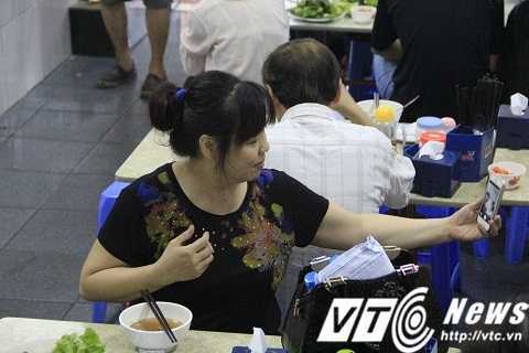 Thực khách tìm đến quán 'bún chả Obama' để chụp ảnh 'tự sướng'