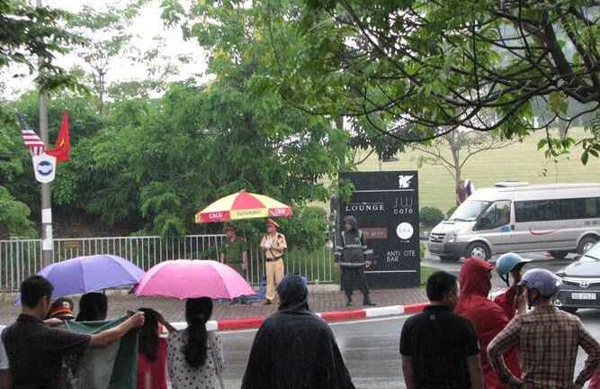 Dân Thủ đô 'đội mưa' trước TT Hội nghị Quốc gia chờ đoàn xe ông Obama