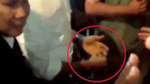 Clip: Ông Obama tháo nhẫn trước khi bắt tay người dân