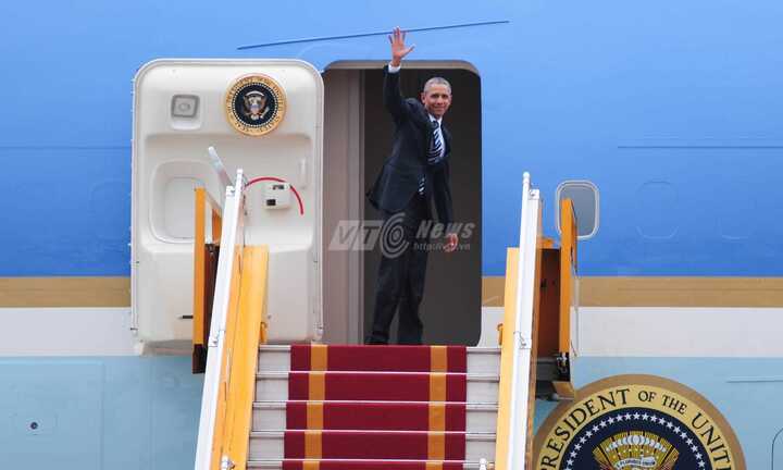 Tổng thống Obama vẫy chào Hà Nội trước khi cùng Air Force One vào TP.HCM
