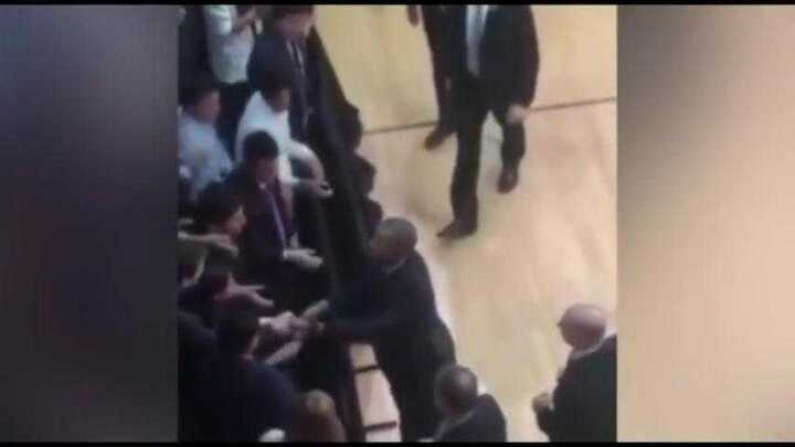 Clip: Ông Obama tháo nhẫn cưới khi bắt tay thanh niên Argentina