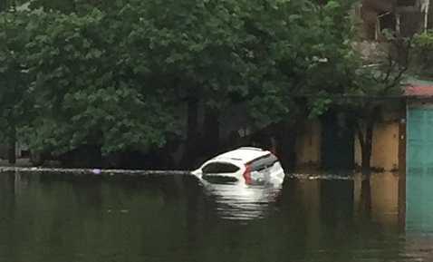 Nhiều ô tô bị nhấn chìm, dân Thủ đô lao ra đường vớt cá giữa đêm