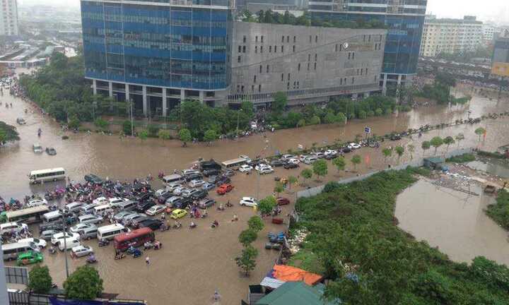 Ảnh: Ngập mọi ngả đường, giao thông Hà Nội tê liệt