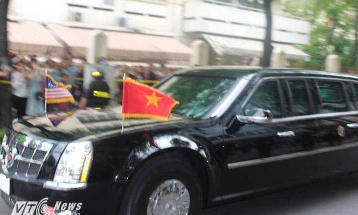 'Quái vật' The Beast chở Tổng thống Obama phóng như bay giữa ngàn tiếng reo hò