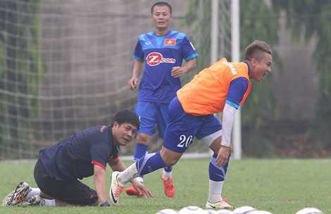 HLV Hữu Thắng bị học trò hạ 'knock-out' ngay trên sân