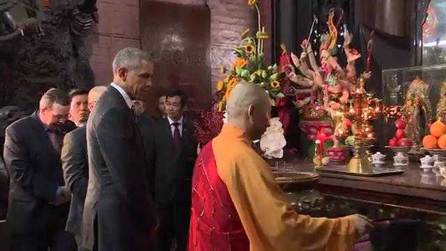 Clip: Phút tĩnh lặng của ông Obama ở chùa Ngọc Hoàng