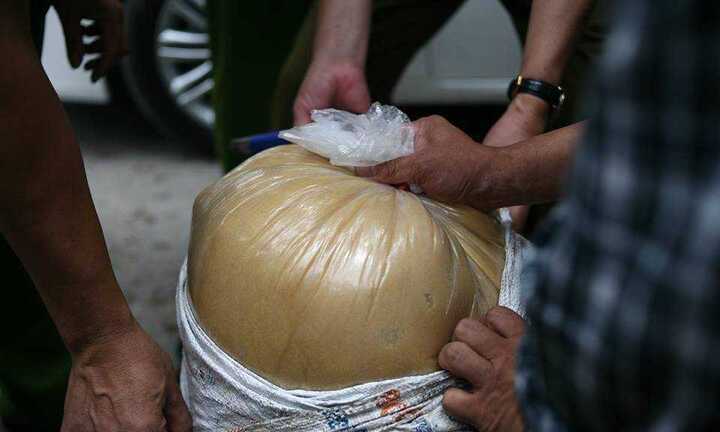 CSGT Hà Nội bắt xe chở hàng tấn mỡ bẩn bốc mùi hôi thối