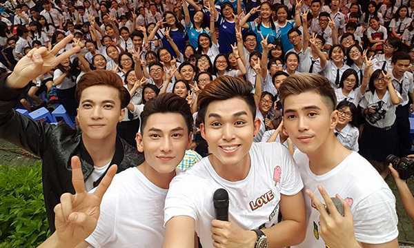 Nhóm 365 quậy tưng bừng cùng hơn 10.000 học sinh trong tour lưu diễn