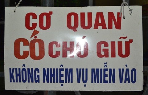 Tấm biển kỳ lạ xuất hiện hằng đêm trước cổng bến xe ở Hải Dương