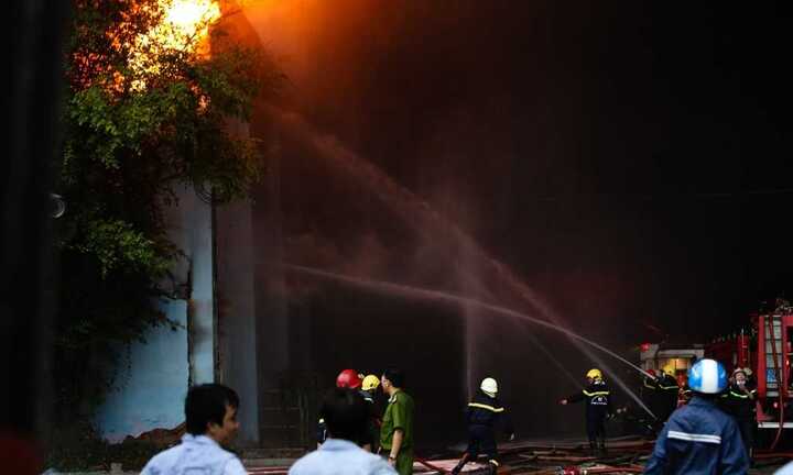 Lính cứu hỏa kiệt sức dập đám cháy nệm Vạn Thành