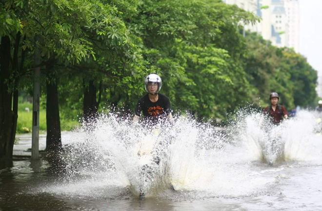 Nhóm thanh niên đi môtô té nước bẩn khiến dân mạng tranh cãi
