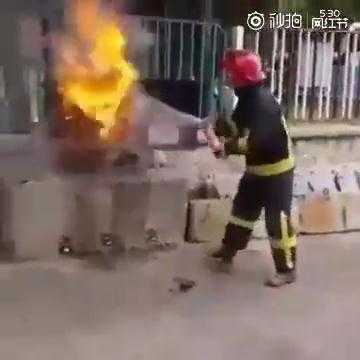 Clip: Xem lính cứu hỏa dùng nước soda để dập lửa