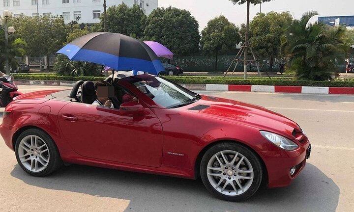 Bật cười hình ảnh đi xe mui trần, che ô