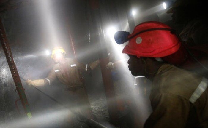 1.800 công nhân mắc kẹt trong mỏ bạch kim ở Nam Phi
