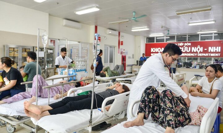 Quá đau đầu ngày nắng nóng, bệnh nhân kêu gào trong phòng cấp cứu