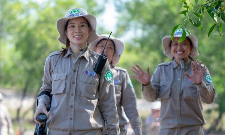 Báo nước ngoài ấn tượng với đội phá bom mìn toàn nữ ở Quảng Trị