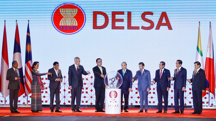 Thủ tướng Nguyễn Xuân Phúc và lãnh đạo ASEAN bấm nút khởi động Kho vệ tinh