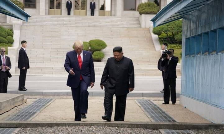 Tổng thống Mỹ đương nhiệm đầu tiên bước chân lên đất Triều Tiên