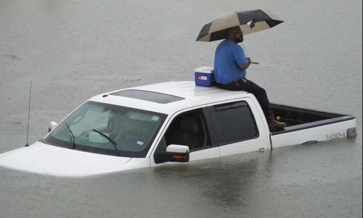 Bão Imelda đổ bộ Texas, phố biến thành sông, 2 người thiệt mạng